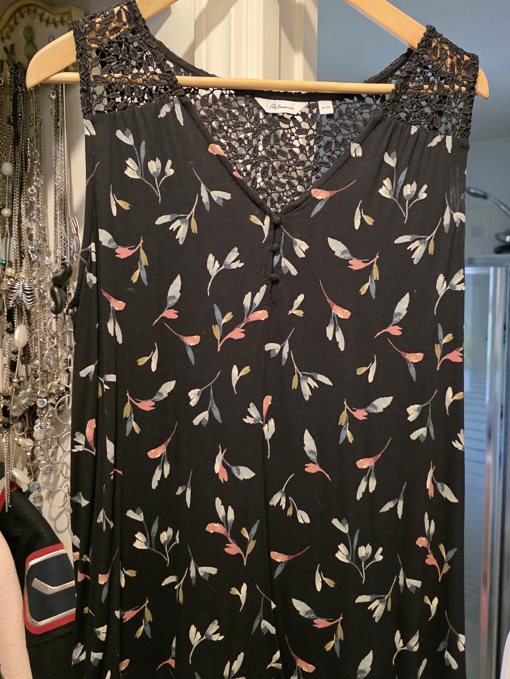 Suzy Shier Black Floral Lace Yoke Sleeveless Chemise